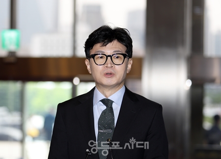 ▲한동훈 법무부 장관이 20일 국회 본회의 참석에 앞서 기자들과 만나 “이재명 대표가 말한 불체포특권의 실천 방안은 현행법상 방탄 국회를 열지 않거나 당론으로 가결하는 것밖에 없다“라며 ”어떤 것을 하겠다는 것인지 잘 모르겠다”라고 밝히고 있다./사진=박강열 기자