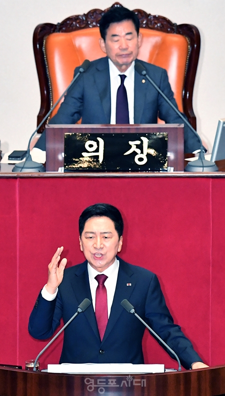 ▲김기현 대표가 연설에서 3대 과제 공동 서약으로 ▲국회의원 정수 10% 감축 ▲무노동 무임금 제도 도입 ▲불체포특권 포기를 제안하고 있다. Ⓒ영등포시대