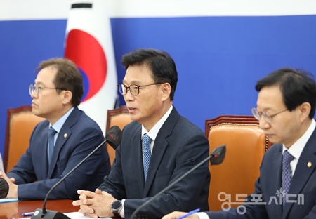 ▲민주당 박광온 원내대표(사진 가운데)가 22일 국회에서 열린 정책조정회의 모두 발언에서 “국회가 후쿠시마 핵물질 오염수 검증 특위를 구성하고 청문회를 하기로 여야 간에 합의한 지 2주가 지났지만 이행되고 있지 않다”라고 지적하고 합의를 이행할 것을 촉구하고 있다./사진=박강열 기자