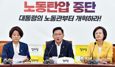 ▲배진교 원내대표(사진 가운데)가 6월 27일 국회여서 열린 의원총회 모두발언에서 윤석열 대통령을 향해 “이동관 특보의 방통위원장 내정을 즉각 철회하고, 정부 인사에 대한 검찰 사단 동원을 중단할 것”과 “오만과 아집의 땜질 개편이 아니라 국정 분란에 책임지는 전면적인 인적 쇄신을 단행하라”라고 촉구했다. Ⓒ영등포시대