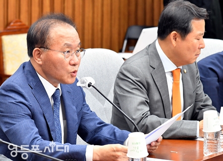 ▲윤재옥 원내대표(사진 왼쪽)가 6월 27일 국회에서 열린 원내대책회의 모두 발언에서 “매일 말해도 민주당은 진전이 없지만 정부와 여당은 과학적 진실을 더 널리 알리고 국민의 불안을 해소하기 위한 노력을 포기하지 않겠다”라고 강조하고 있다. Ⓒ영등포시대 