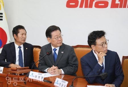 ▲6월 28일 국회에서 열린 최고위원회에 앞서 회의 참석자들이 후쿠시마 오염수 방류 반대 집회에 참석한 이재명 대표의 영상 발언을 듣고 있다. Ⓒ영등포시대