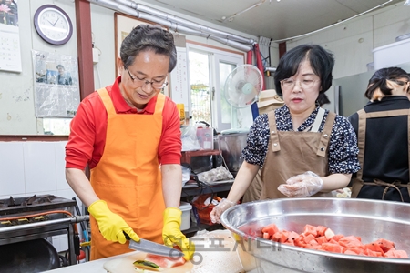 ▲최호권 영등포구청장(왼쪽)이 한 달에 한 번 나누는 기쁨, ‘자원봉사 day’를 맞아 1일 오전, 영등포동 쪽방촌에서 수박 화채를 만들고 있다./이미지=영등포구 제공