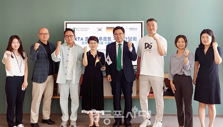 ▲김춘진 한국농수산식품유통공사 사장(우측4번째), 이은주 세계한인무역협회프랑크푸르트 지회장(좌측4번째)/이미지= 한국농수산식품유통공사 제공 