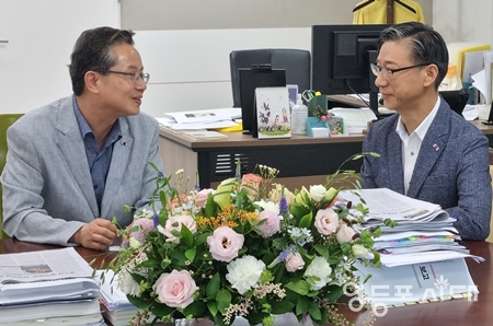 ▲김주영 서울지방병무청장과 최호권 영등포구청장이 업무 협의에 관해 논의하고 있다./이미지=서울지방병무청 제공