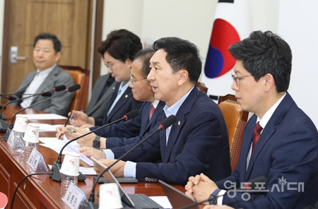 ▲국민의힘 김기현 대표(사진 오른쪽에서 두 번째)가 7월 6일 국회에서 열린 최고위원회의 모두 발언에서 “민간 단체에 대한 감사를 시행한 결과 총 1,865건 314억원 규모의 부정 사용이 알려졌다”라고 강조하며 시민단체 국고보조금의 부정 사용에 대해 강하게 비판하고 있다. Ⓒ영등포시대 