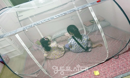 ▲저소득 아동 가정에 지원한 원터치 모기장 텐트