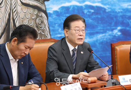 ▲이재명 민주당 대표가 7월 10일 국회에서 열린 최고위원회의 모두 발언에서 “우리 국민의 삶과 경제 문제가 제일 심각하다”라며 “민생 살리기 추경, 경제 회생 추경을 조속히 협의해야 한다”라고 촉구하고 있다. 