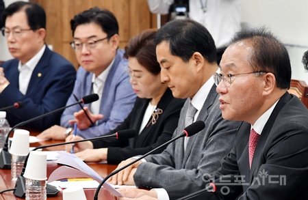 ▲국민의힘 윤재옥 원내대표(사진 오른쪽)가 11일 국회에서 열린 원내대책회의 모두 발언에서 민주당 의원과 무소속 의원 포함해 10명의 의원이 일본의 오염수 방류에 항의하기 위해 일본을 방문하고 있는 것에 대해 “급기야 선동정치 수출 행보에 나섰다”라며 강하게 비판했다. Ⓒ영등포시대 