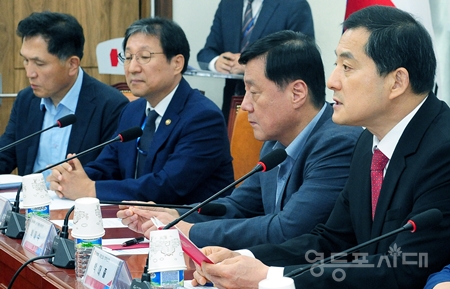 ▲박대출 정책위의장(사진 오른쪽)이 7월 12일 국회에서 실업급여 제도 개선을 위한 민·당·정 공청회에서 “당정은 땀 흘려 일하는 사람이 우대받고 실업자가 신속히 재취업할 수 있도록 공정한 실업급여 제도를 만드는 데 최선을 다하겠다”라고 말하고 있다. Ⓒ영등포시대