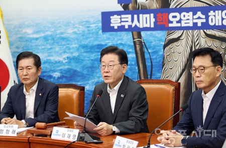 ▲민주당 이재명 대표(사진 가운데)가 7월 17일 국회에서 열린 최고위원회 모두 발언해서 “정부와 지자체는 추가적인 인명피해 방지를 위해서 행정력을 총동원해 주기를 바란다”라고 말하고 있다. Ⓒ영등포시대