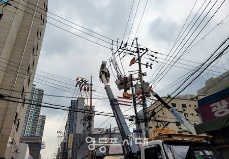 ▲한국전력 관계자들이 7월 17일 국회대로54길에서 전선 교체 작업을 진행하고 있다. Ⓒ영등포시대