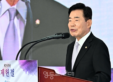 ▲김진표 국회의장이 경축사에서 ‘대통령 4년 중임제’, ‘국무총리 국회 복수 추천제’, ‘국회의원 불체포 특권 폐지’ 이상 3개 항에 국한해 헌법을 개정할 것을 제안”하고 있다.Ⓒ영등포시대 