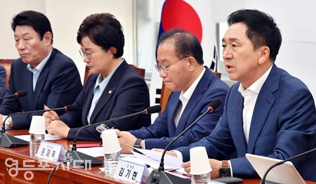 ▲김기현 국민의힘 대표(사진 오른쪽)가 7월 20일 국회에서 열린 최고위원회 모두 발언에서 “민주당이 특권을 포기한다면서 실제로는 특권 사수를 결정한 민주당에 호된 심판이 따를 것임을 명심하기를 바란다”라고 말하고 있다.      Ⓒ영등포시대