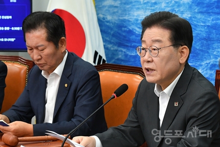 ▲민주당 이재명 대표(사진 오른쪽)가 21일 국회에서 열린 최고위원회 모두 발언에서 “조속한 수해 피해 수습과 민생경제 회생을 위해서 하루빨리 추경 편성 작업에 나서야 한다”라고 추경안 편성을 촉구하고 있다. Ⓒ영등포시대 