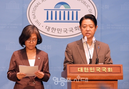 ▲국회 교육위원회 민주당과 무소속 의원 일동은 7월 24일 국회 소통관에서 기자회견을 열고 “교육을 살리는 일에 여야 가릴 것 없이 머리를 맞대야 하고, 모든 자원을 아끼지 말아야 한다”라고 강조하고 있다. Ⓒ영등포시대