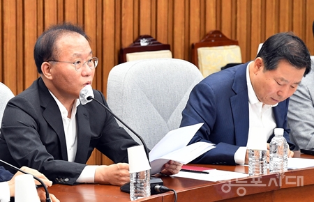 ▲윤재옥 국민의힘 원내대표(사진 왼쪽)가 7월 25일 국회에서 열린 원내대책회의 모두 발언에서 “최근 5년간 폭행을 당한 교사가 1,100여 명 이른다는 교육부 통계도 나와 있다”라며 “교권을 넘어 생존권을 호소하는 교사들의 목소리에 진지하게 관심을 기울이고 해결책을 찾아 실행해야 할 때다”라고 강조하고 있다. Ⓒ영등포시대 