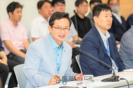 ▲초호권 영등포구청장이 7월 25일 영등포구청 별관에서 전 직원 소통간담회를 열고 있다/이미지=영등포구 제공