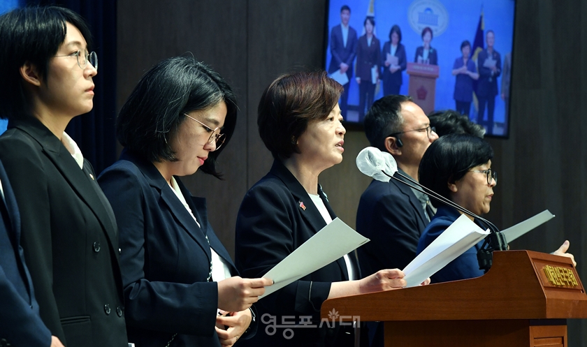 ▲진선미 민주당 이상민 행정안전부 장관 탄핵심판 TF 단장이 25일 국회 소통관에서 위원들과 기자회견을 열고 “안전사회로 나아가기 위한 우리의 발걸음은 멈출 수 없다”라고 강조하고 있다. ⓒ영등포시대