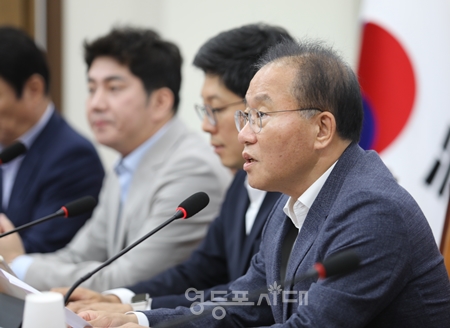 ▲윤재옥 국민의힘 원내대표가 7월 31일 국회에서 열린 최고위원회 모두 발언에서 “민주당이 즉시 사법 방해를 중지하지 않으면 국민의 준엄한 심판을 있을 것이다”라고 주장하고 있다. Ⓒ영등포시대 