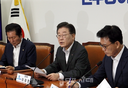 ▲이재명 대표(사진 가운데)가 7월 31일 국회에서 최고위원회를 열고 모두 발언을 통해 “인사가 더 이상 ‘망사’가 돼서는 안 된다”라며 “인사 참사의 화룡점정이나 마찬가지인 이동관 특보 지명을 철회하고 국민에게 사과하라”라고 촉구하고 있다. Ⓒ영등포시대