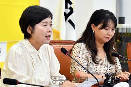 ▲이정미 정의당 대표(사진 왼쪽)가 7월 31일 국회에서 열린 상무집행위원회 모두 발언에서 “정부 여당은 ‘학생 인권 때문에 교사 인권이 침해당한다’라는 근거 없는 허수아비 때리기를 멈추고 진짜 해결책을 강구하라”라고 촉구하고 있다. Ⓒ영등포시대