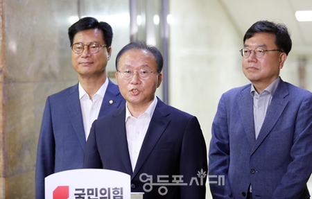 ▲윤재옥 국민의힘 원내대표가 8월 1일, 원내대책회의 백브리핑에서 민주당이 추진하는 이태원 참사 특별법에 대해 조건부 협의를 내비치고 있다. Ⓒ영등포시대