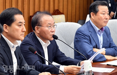 ▲윤재옥 원내대표가 8월 1일 국회에서 열린 원내대책회의 모두 발언에서 “(민주당) 혁신위도 구태에 빠져있다면 민주당의 혁신은 이미 물 건너간 것이다”라고 주장하고 있다.  Ⓒ영등포시대