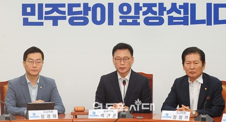 ▲ 박광온 원내대표(사진 가운데)가 8월 2일 국회에서 열린 최고위원회 모두 발언에서 “이동관 방송통신위원회 위원장 후보자 신분 첫날부터 대단히 독특한 언론관과 언론 장악 속내를 드러냈다”라고 비판하고 있다.  Ⓒ영등포시대