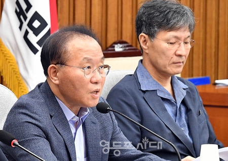 ▲윤재옥 원내대표(사진 왼쪽)가 4일 국회에서 열린 ‘아파트 무량판 부실공사 진상규명 및 국민 안전 TF’ 제1차 회의에 참석해 “무량판 공법 자체는 문제가 없다고 한다. 근본 원인은 시공법이 아니라 수십 년을 이어온 안전 불감증과 비리로 얼룩진 건설업계의 이권 카르텔에 있다”라고 강조하고 있다.Ⓒ영등포시대 