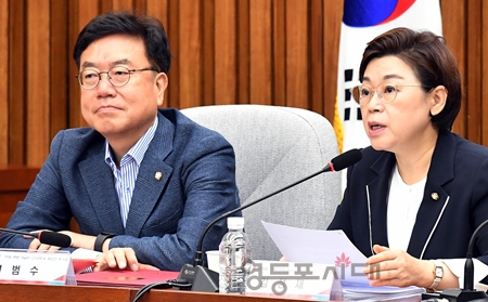 ▲김정재 위원장(사진 오른쪽)이 “무량판 부실 공사의 원인으로는 전형적인 안전 불감증에 따른 부실 공사일 수도 있고, 수익에 눈이 먼 시공업체의 악의적 부실 공사일 수도 있다”라고 밝히고 있다. Ⓒ영등포시대