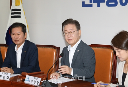 ▲민주당 이재명 대표(사진 가운데)가 8월 7일 국회에서 열린 최고위원회 모두 발언에서 “배드뱅크 기금 설치법의 조속한 통과에 힘을 모아 주시기를 부탁드린다”라고 말하고 있다. Ⓒ영등포시대