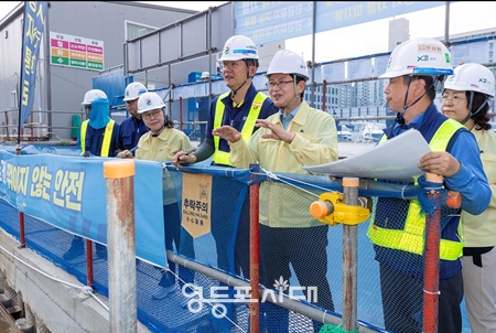 최호권 영등포구청장이 영등포구 관계자와 함께 7일 오전, 양평동, 당산동 일대의 대형 건축 공사장 2곳을 찾아 안전 점검을 시행하고 있다./이미지=영등포구 제공