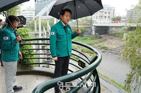 ▲오세훈 시장이 10일, 태풍을 대비해 서울시설공단 앞 청계천을 둘러보며, 하천 수위와 시민 통제 대응 상황 등을 확인하고 있다./이미지=서울시 제공 