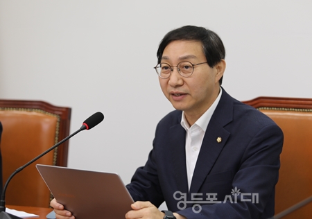 ▲김성주 정책위 수석부의장이 “국정의 최종 책임자인 윤석열 대통령에게 재난 예방과 신속 대응을 위한 컨트롤타워 재정립”을 촉구하고 “단 한 번이라도 이 모든 문제는 ‘내 탓’이라고 인정하고 책임지는 모습을 요구한다”라고 밝히고 있다.  Ⓒ영등포시대