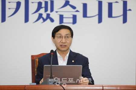 ▲김성주 정책위 수석부의장이 “잼버리 사태를 포함한 국가 망신을 초래하고 국민 안전을 위협하는 윤석열 정부의 책임에 대해 상임위원회와 예결위 결산 과정에서 더욱 철저하게 따지겠다”라고 말하고 있다.  Ⓒ영등포시대