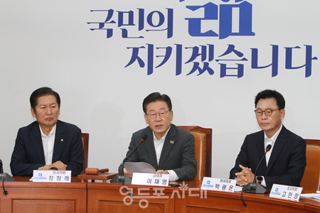 ▲민주당 이재명 대표(사진 가운데)가 8월 14일 국회에서 열린 최고위원회 모두 발언에서 “일본의 핵 오염수 방류를 우리 국민 대부분이 반대한다”라며 “이런 국민의 여론이 괴담이냐?”라고 일갈하고 있다. Ⓒ영등포시대