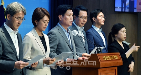 ▲국회 과학기술정보방송통신위원회 민주당 위원과 언론자유특별위원회는 8월 14일 국회 소통관에서 기자회견을 열고 “방통위 상임위원 5인 중 2인이 공석인 가운데, 여권 추천 인사인 김효재 위원장 직무대행과 이상인 상임위원이 해임을 강행했다”라며 “비정상 방통위의 해임 결정이다”라고 주장하고 있다. Ⓒ영등포시대