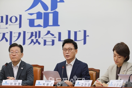 ▲박광온 원내대표가 “고속도로 게이트, 무법적 방송 장악, 오송 참사, 잼버리 사태에 대해서 해당 상임위원회의 철저한 현안 질의를 진행하는 한편, 국민이 요구하는 4대 국정조사를 반드시 실현하도록 노력하겠다”라고 밝히고 있다. Ⓒ영등포시대