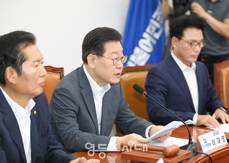 ▲이재명 대표(사진 가운데)가 8월 16일 국회에서 열린 최고위원회의 모두 발언에서 “대통령 처가 고속도로 게이트, 방송 장악 음모, 오송 참사, 잼버리 파행에 대한 국정조사를 추진하겠다”라고 밝히고 있다. Ⓒ영등포시대