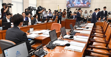 ▲이만희 국민의힘 행안위 간사(오른쪽에서 세 번째)가 의사진행발언을 마친 뒤 회의장을 빠져나가고 있다. Ⓒ영등포시대