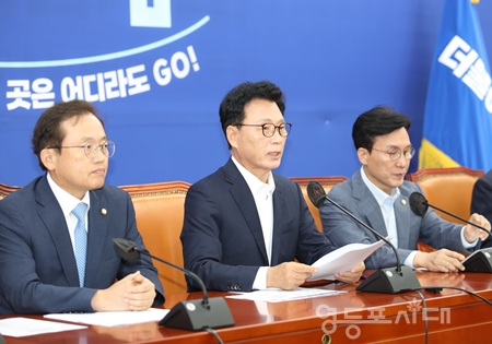 ▲박광온 민주당 원내대표(사진 가운데)가 8월 17일 국회에서 열린 정책조정회의 모두 발언에서 “국민 참여, 국가 예산 대토론회를 개최하겠다”라며 “예산의 주인은 국민이다”라는 점을 강조하고 있다. Ⓒ영등포시대