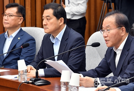 ▲윤재옥 원내대표(사진 오른쪽)가 8월 18일 국회에서 열린 원내대책회의 모두 발언에서 “정상회의에서 캠프 데이비드 원칙과 캠프 데이비드 정신을 채택함으로써 한미일 3각 안보 협력체를 출범시킬 것이라고 한다”라고 밝히고 있다.  Ⓒ영등포시대