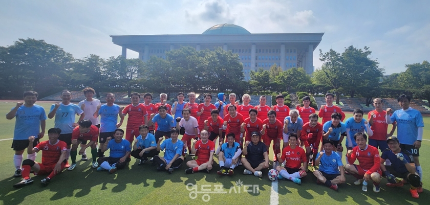 ▲국회 출입기자 축구단과 영등포 체육회 축구 고문단이 8월 19일 오전 국회 운동장에서 열린 제1회 친선 경기 기념사진을 찍고 있다./이미지=국회 출입기자 축구단