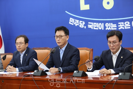 ▲박광온 원내대표(사진 가운데)가 8월 22일 국회에서 열린 원내대책회의 모두 발언에서 “김대중 대통령을 비롯한 과거 민주당 정권 때, 한반도 안정과 평화가 국제 신인도를 높이는 긍정적 효과를 가져왔다는 교훈을 잊지 말기를 바란다”라고 경고하고 있다. Ⓒ영등포시대