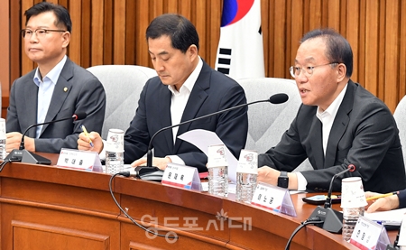 ▲윤재옥 국민의힘 원내대표가 8월 22일 국회에서 열린 원내대책회의 모두 발언에서 “민주당이 민심을 조금이라도 두려워한다면 지금이라도 비회기 구속영장 청구 요구를 접고 불체포특권 포기 약속을 실천해야 할 것이다”라고 강조하고 있다. Ⓒ영등포시대 