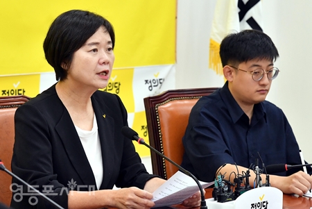 ▲정의당 이정미 대표(사진 왼쪽)가 8월 24일 국회에서 열린 상무위원회 모두 발언에서 “윤석열 정부와 여당이 오염수 투기를 방조한 대가가 이제 우리 모두의 몫으로 돌아온 것이다”라고 목소리를 높이고 있다. Ⓒ영등포시대