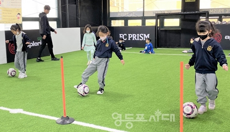 ▲축구 수업 진행 모습 (기초 드리블)/이미지=영등포구 제공