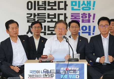 ▲이재명 대표가 9월 4일 국회 본청 앞 농성장에서 열린 최고위원회 모두 발언에서 “윤석열 대통령은 정당한 우려에도 국민을 싸워야 할 대상으로 취급한다”라고 직격탄을 날리고 “정부는 오염수를 창씨개명해서 처리수라고 부르겠다고 한다”라며 강하게 비판하고 있다. Ⓒ영등포시대