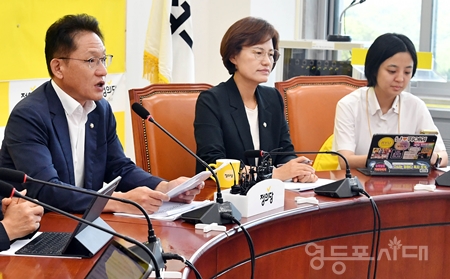 ▲정의당 배진교 원내대표(사진 왼쪽)가 9월 5일 국회에성 열린 의원총회 모두 발언에서 국방부 외압 의혹과 관련해 “정의당은 국정조사 요구서 제출을 포함해 국정조사권 발동을 위한 준비에 들어가겠다”라고 밝히고 있다. Ⓒ영등포시대